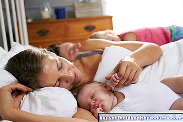 תינוק ילד - שינה במיטת ההורים מעודדת מוות פתאומי של תינוקות