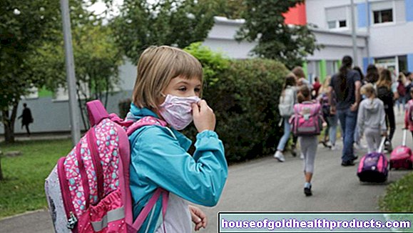 Corona: Otroci se pogosteje okužijo zunaj šole