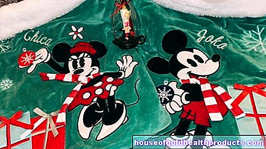 Yasemin (9): Noel ağacında Mickey Mouse ile