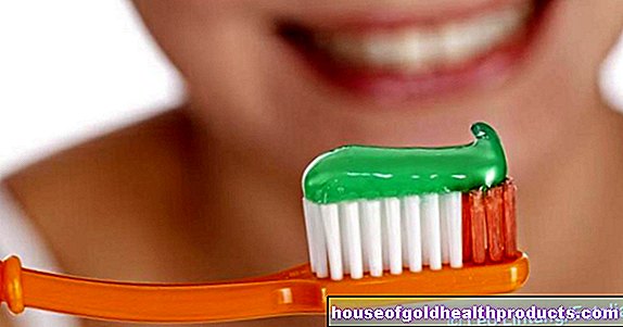 gigi - Fluorida: bakteria melekat pada gigi